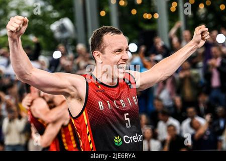 Il belga Nick Celis festeggia dopo aver vinto una partita di basket 3x3 tra Belgio e Polonia, nella finale maschile della Coppa del mondo FIBA 2022, sabato 25 giugno 2022, ad Anversa. La FIBA 3x3 Basket World Cup 2022 si svolge dal 21 al 26 giugno ad Anversa. BELGA FOTO TOM GOYVAERTS Foto Stock