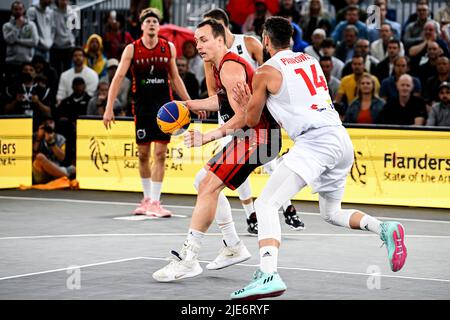 Il belga Nick Celis e il polacco Pawel Pawlowski hanno illustrato in azione durante una partita di basket 3x3 tra Belgio e Polonia, nella finale maschile della Coppa del mondo FIBA 2022, sabato 25 giugno 2022, ad Anversa. La FIBA 3x3 Basket World Cup 2022 si svolge dal 21 al 26 giugno ad Anversa. BELGA FOTO TOM GOYVAERTS Foto Stock