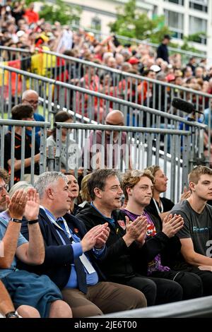 Il sindaco di Anversa Bart De Wever e suo figlio hanno ritratto durante una partita di basket 3x3 tra Belgio e Polonia, nella finale maschile della FIBA 2022 World Cup, sabato 25 giugno 2022, ad Anversa. La FIBA 3x3 Basket World Cup 2022 si svolge dal 21 al 26 giugno ad Anversa. BELGA FOTO TOM GOYVAERTS Foto Stock