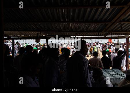 1 milioni di amanti del ponte Padma hanno partecipato all'inaugurazione del ponte Padma per coloro che provenivano da diversi distretti del Bangladesh. Foto Stock