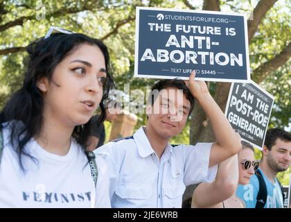 Austin Texas USA, giugno 25 2022: Jerry Sharp III di Austin detiene un segno come una dozzina di membri di gruppi pro-vita si riuniscono al Campidoglio del Texas per celebrare la decisione della Corte Suprema degli Stati Uniti di rovesciamento Roe v. Wade e protezione federale per gli aborti. Credit: Bob Daemmrich/Alamy Live News Foto Stock