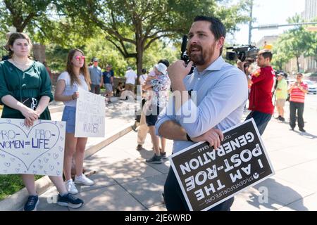 Austin Texas USA, giugno 25 2022: Il Dr. John Seago, nuovo presidente del Texas diritto alla vita, si rivolge a circa una dozzina di membri di gruppi pro-vita riuniti al Campidoglio del Texas per celebrare la decisione della Corte Suprema degli Stati Uniti di rovesciamento Roe v. Wade e protezione federale per gli aborti. Credit: Bob Daemmrich/Alamy Live News Foto Stock