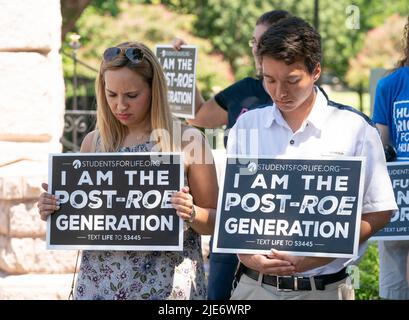 Austin Texas USA, 25 2022 giugno: Rebecca Parma e Jerry Sharp III di Austin pregano con una dozzina di membri di gruppi a favore della vita riuniti al Campidoglio del Texas per celebrare la decisione della Corte Suprema degli Stati Uniti di rovesciamento Roe contro Wade e protezione federale per gli aborti. Credit: Bob Daemmrich/Alamy Live News Foto Stock