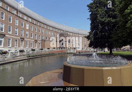 Municipio (precedentemente noto come la sede del Consiglio), fontana e acqua caratteristica, Bristol City Centre, estate 2022 Foto Stock