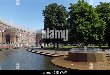 Municipio (precedentemente noto come la sede del Consiglio), fontana e acqua caratteristica, Bristol City Centre, estate 2022 Foto Stock