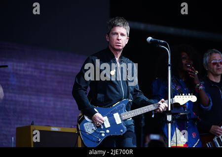 SOLO PER USO EDITORIALE. NESSUNA ARCHIVIAZIONE. SI PREGA DI NOTARE CHE SI APPLICANO RESTRIZIONI OBBLIGATORIE: 1) la fotografia può essere utilizzata solo editorialmente in relazione alle esibizioni dal vivo degli uccelli volanti alti di Noel Gallagher. 2) la fotografia non può essere riprodotta come poster o puntino su un'immagine. 3) la fotografia non può essere riprodotta in alcuna pubblicazione dedicata esclusivamente o prevalentemente agli Uccelli d'Alte volo di Noel Gallagher senza previa autorizzazione dell'artista e della sua direzione. Noel Gallagher's High Flying Birds che si esibisce al Glastonbury Festival presso la Worthy Farm di Somerset. Data foto: Sabato 25 giugno 2022. Foto Stock