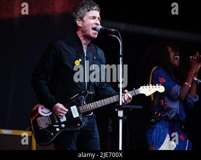 SOLO PER USO EDITORIALE. NESSUNA ARCHIVIAZIONE. SI PREGA DI NOTARE CHE SI APPLICANO RESTRIZIONI OBBLIGATORIE: 1) la fotografia può essere utilizzata solo editorialmente in relazione alle esibizioni dal vivo degli uccelli volanti alti di Noel Gallagher. 2) la fotografia non può essere riprodotta come poster o puntino su un'immagine. 3) la fotografia non può essere riprodotta in alcuna pubblicazione dedicata esclusivamente o prevalentemente agli Uccelli d'Alte volo di Noel Gallagher senza previa autorizzazione dell'artista e della sua direzione. Noel Gallagher's High Flying Birds che si esibisce al Glastonbury Festival presso la Worthy Farm di Somerset. Data foto: Sabato 25 giugno 2022. Foto Stock