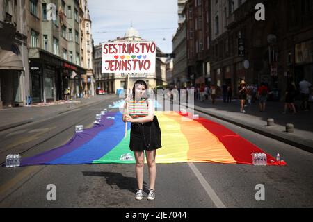 Sarajevo, Bosnia-Erzegovina. 25th giugno 2022. Terza sfilata di orgoglio sotto lo slogan “ricongiungimento familiare!” Si tiene oggi a Sarajevo, e l'incontro dei partecipanti è iniziato alle 3. Gli organizzatori hanno annunciato che il tema è stato scelto nella speranza che, attraverso discussioni e interrogativi, fornirà una dimensione più ampia di ciò che la famiglia è oggi, perché quando si tratta dei diritti del popolo LGBTIQ, è impossibile non parlare della famiglia, a Sarajevo, Bosnia-Erzegovina, il 25 2022 giugno. Foto: Armin Durgut/PIXSELL Credit: Pixsell Photo & video agency/Alamy Live News Foto Stock