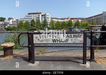 Cartello Wapping Railway Wharf al molo, Bristol City Centre, estate 2022. BS1. Non nella zona di Londra. Foto Stock