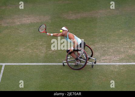 Devonshire Park, Eastbourne, Regno Unito. 25th giugno 2022. Finali del torneo di tennis del prato internazionale di Eastbourne; Diede De Groot (NED) gioca una mano d'avanti contro Yui Kamiji (JPN) nella sedia a rotelle femminile single final Credit: Action Plus Sports/Alamy Live News Foto Stock