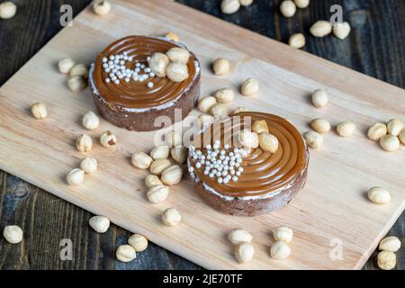 tartine di cioccolato con ripieno crema e caramello salato con noci, tartine con nocciole e crema con caramello Foto Stock