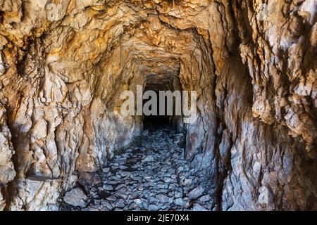 Ammira l'interno della miniera d'oro abbandonata vicino ai laghi Mammoth nelle montagne della Sierra Nevada della California. Foto Stock