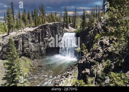 Vista delle Rainbow Falls vicino a Devils Postpile, Reds Meadow e Mammoth Lakes nelle montagne della California Sierra Nevada. Foto Stock