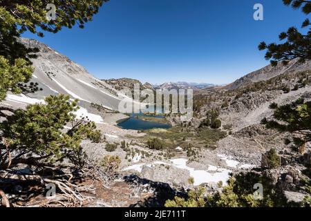 Vista sul lago Skeleton vicino ai laghi Mammoth nelle montagne della Sierra Nevada della California. Foto Stock