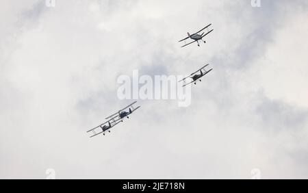 Kent, Regno Unito. 24th giugno 2022. I residenti del Kent hanno avuto l'opportunità di vedere le frecce rosse incredibili in azione mentre si preparavano a volare per un emozionante spettacolo aereo a Headcorn (giugno 24). Volano su un certo numero di città e villaggi del Kent, compreso Maidstone, Kings Hill e Sevenoaks. Credit: Uknip/Alamy Live News Foto Stock