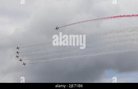 Kent, Regno Unito. 24th giugno 2022. I residenti del Kent hanno avuto l'opportunità di vedere le frecce rosse incredibili in azione mentre si preparavano a volare per un emozionante spettacolo aereo a Headcorn (giugno 24). Volano su un certo numero di città e villaggi del Kent, compreso Maidstone, Kings Hill e Sevenoaks. Credit: Uknip/Alamy Live News Foto Stock