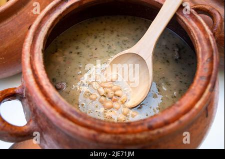 Pentola di argilla con cibo tradizionale peruviano chiamato seco con frejoles Foto Stock