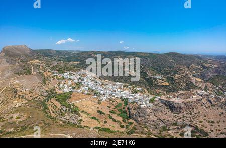 Vista panoramica aerea mozzafiato su Chora, Citera presso il Castello al tramonto. Paesaggio maestoso sull'isola di Citera in Grecia, in Europa. Foto Stock