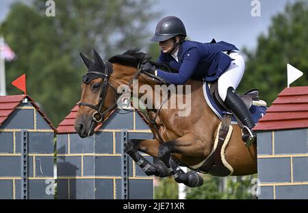 Hassocks. Regno Unito. 25 giugno 2022. Incontro al Shira'aa Hickstead Derby. Hickstead Showground. Hassocks. Nicole Pavitt (GBR) in sella AD AZALEA 16during l'asta Billy Stud, classe di 5 anni. Foto Stock