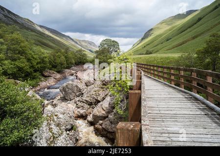 Una passerella a Glen Tilt, sopra il fiume Tilt, vicino Blair Atholl, Perthshire, Scozia. Foto Stock