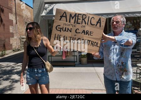 Brattleboro, Vermont. 25 GIUGNO 2022: Manifestazione contro la Corte Suprema che ha rovesciato Roe contro Wade il 24 giugno, una delle tante proteste a favore della scelta in tutto il paese, comprese le piccole città come Brattleboro. Foto Stock