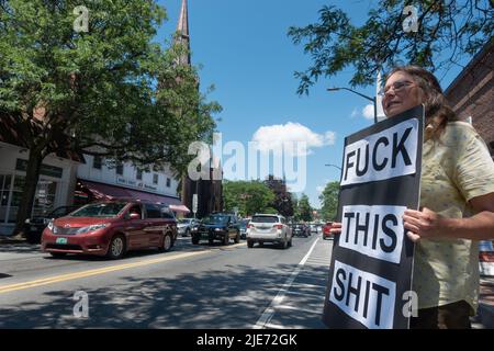 Brattleboro, Vermont. 25 GIUGNO 2022: Manifestazione contro la Corte Suprema che ha rovesciato Roe contro Wade il 24 giugno, una delle tante proteste a favore della scelta in tutto il paese, comprese le piccole città come Brattleboro. Foto Stock