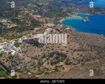 Vista panoramica aerea mozzafiato su Chora, Citera presso il Castello al tramonto. Paesaggio maestoso sull'isola di Citera in Grecia, in Europa. Foto Stock