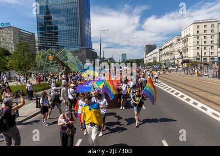 Varsavia, Polonia. 25 giugno 2022, Varsavia, mazowieckie, Polonia: 25 giugno, 2022, Varsavia, Polonia: La parata dell'uguaglianza è un evento organizzato regolarmente per mostrare opposizione all'intolleranza e all'esclusione e sostenere l'idea di ''‹c'''"libertà, uguaglianza e diversità. Nel 2022, la sfilata di Varsavia ha Unito le forze con l'anniversario della marcia dell'uguaglianza a Kiev. I partecipanti mostrano il sostegno alla comunità Ucraina LGBTQ fin dai primi giorni della guerra. Credit: ZUMA Press, Inc./Alamy Live News Foto Stock