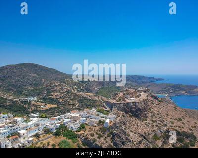 Vista panoramica aerea mozzafiato su Chora, Citera presso il Castello al tramonto. Paesaggio maestoso sull'isola di Citera in Grecia, in Europa. Foto Stock