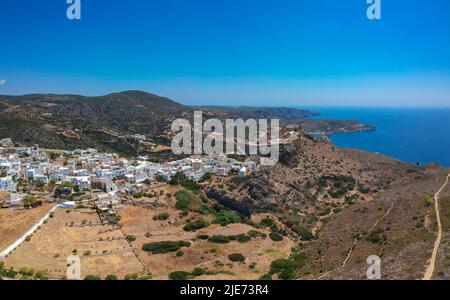 Vista panoramica aerea mozzafiato su Chora, Citera presso il Castello al tramonto. Paesaggio maestoso sull'isola di Citera in Grecia, in Europa. Foto Stock