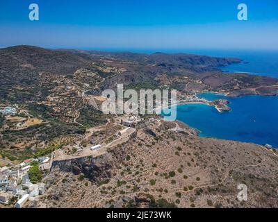 Vista panoramica aerea mozzafiato su Chora, Citera presso il Castello al tramonto. Paesaggio maestoso sull'isola di Citera in Grecia, in Europa. Foto Stock