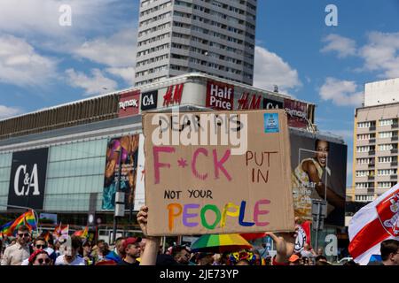 Varsavia, Polonia. 25 giugno 2022, Varsavia, mazowieckie, Polonia: 25 giugno, 2022, Varsavia, Polonia: La parata dell'uguaglianza è un evento organizzato regolarmente per mostrare opposizione all'intolleranza e all'esclusione e sostenere l'idea di ''‹c'''"libertà, uguaglianza e diversità. Nel 2022, la sfilata di Varsavia ha Unito le forze con l'anniversario della marcia dell'uguaglianza a Kiev. I partecipanti mostrano il sostegno alla comunità Ucraina LGBTQ fin dai primi giorni della guerra. Credit: ZUMA Press, Inc./Alamy Live News Foto Stock