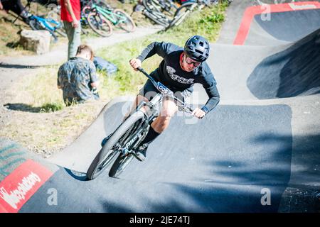 Edimburgo, Scozia. Sab 25 Giugno 2022. Partecipanti al qualificatore di Edimburgo del Red Bull UCI Pump Track World Championships presso lo SKELF BIKE Park. I vincitori maschi e femmine sono stati premiati ai Campionati del mondo di Santiago, Cile, che si sono svolte il 20 novembre 2022. Foto Stock