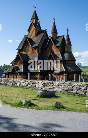 Heddal, Norvegia - 26 maggio 2022: Cimitero medievale e chiesa a doghe di legno di Heddal. Heddal stavkirke, 13th secolo. La chiesa a doghe più grande della Norvegia. Foto Stock