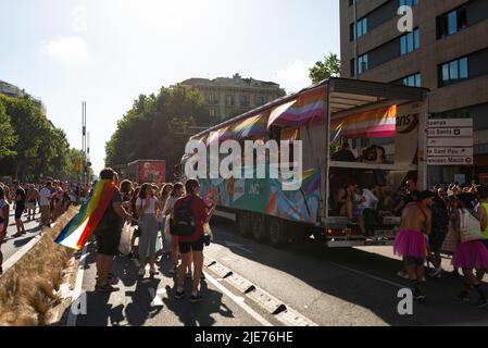 Spagna. 25th giugno 2022. Le persone che detengono bandiere arcobaleno e striscioni sono viste marciare durante la sfilata Pride 2022 a Barcellona, in Spagna, il 25 giugno 2022 a sostegno dei diritti LGBTQ. (Foto di Davide Bonaldo/Sipa USA) Credit: Sipa USA/Alamy Live News Foto Stock