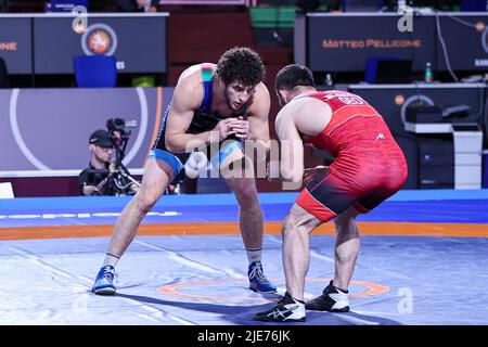 Roma, Italia. 25th giugno 2022. Tarzan Maisuradze (GEO) vs Abubakr Abakarov (AZE) FF 86kg durante la classifica 2022 Series (Day4), Wrestling a Roma, Italia, Giugno 25 2022 Credit: Independent Photo Agency/Alamy Live News Foto Stock