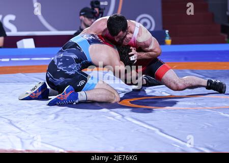 Roma, Italia. 25th giugno 2022. Tarzan Maisuradze (GEO) vs Abubakr Abakarov (AZE) FF 86kg durante la classifica 2022 Series (Day4), Wrestling a Roma, Italia, Giugno 25 2022 Credit: Independent Photo Agency/Alamy Live News Foto Stock