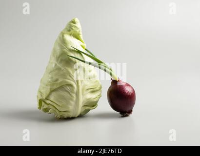 Cavolo con testa a cono e cipolla rossa per la dieta, vegano su sfondo bianco, concetto di ristorante Foto Stock