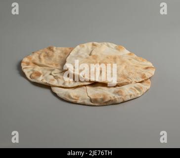 Tradizionale lavash di pane piatto su sfondo grigio, spazio per il testo, foto di scorta Foto Stock