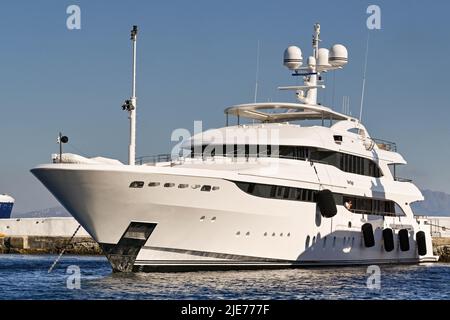 Mykonos, Grecia - Giugno 2022: Super yacht di lusso Vertigo ormeggiato nel porto della città di Mykonos. Foto Stock