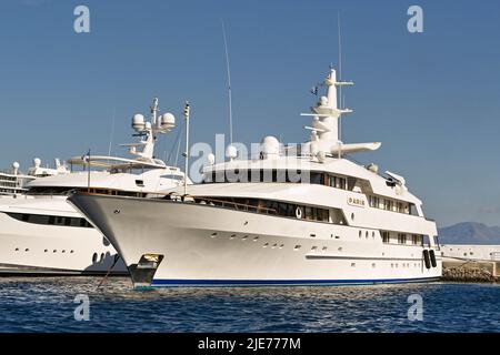 Mykonos, Grecia - Giugno 2022: Super yacht di lusso Parigi ormeggiato nel porto della città di Mykonos. Foto Stock