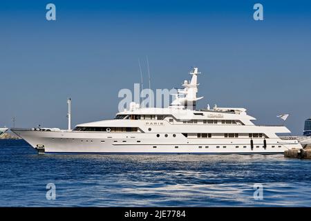 Mykonos, Grecia - Giugno 2022: Super yacht di lusso Parigi ormeggiato nel porto della città di Mykonos. Foto Stock