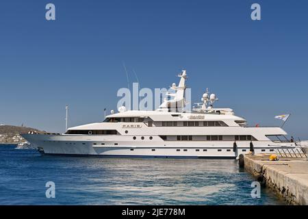 Mykonos, Grecia - Giugno 2022: Super yacht di lusso Parigi ormeggiato nel porto della città di Mykonos. Foto Stock