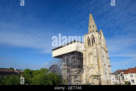 La chiesa collegiata di San Tommaso di Canterbury dal 12th secolo, in attesa di restauro dopo un parziale crollo della sua volta nel giugno 2019. Foto Stock