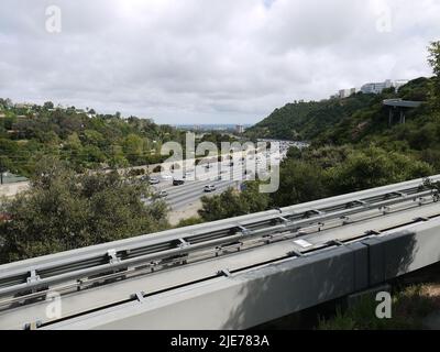 Getty Center Tramway sull'Interstate 405, maggio 2011 Foto Stock