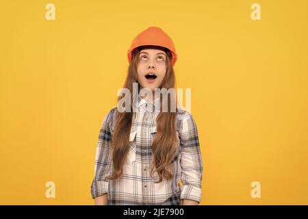 guardate qui. sviluppo di infanzia. felice giorno di lavoro. carriera futura. ragazza teen nel casco. Foto Stock