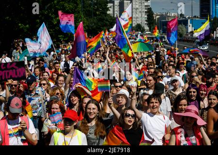 Varsavia, Polonia. 25th giugno 2022. Una folla con l'arcobaleno e altre bandiere che partecipano alla sfilata di uguaglianza di Varsavia. La sfilata è stata organizzata per promuovere l'uguaglianza sociale e richiamare l'attenzione sui problemi che la comunità LGBT deve affrontare in Polonia. Quest'anno la Warsaw Equality Parade ha ospitato il Kyiv Pride, la più grande sfilata di diritti LGBTQ in Ucraina. Oltre agli slogan LGBTQ e Equality, i partecipanti hanno mostrato il loro sostegno contro la guerra e le invasioni russe dell'Ucraina. Credit: SOPA Images Limited/Alamy Live News Foto Stock