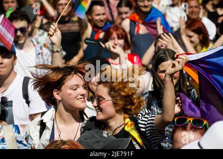 Varsavia, Polonia. 25th giugno 2022. Le donne si divertono durante la sfilata dell'uguaglianza di Varsavia. La sfilata è stata organizzata per promuovere l'uguaglianza sociale e richiamare l'attenzione sui problemi che la comunità LGBT deve affrontare in Polonia. Quest'anno la Warsaw Equality Parade ha ospitato il Kyiv Pride, la più grande sfilata di diritti LGBTQ in Ucraina. Oltre agli slogan LGBTQ e Equality, i partecipanti hanno mostrato il loro sostegno contro la guerra e le invasioni russe dell'Ucraina. Credit: SOPA Images Limited/Alamy Live News Foto Stock