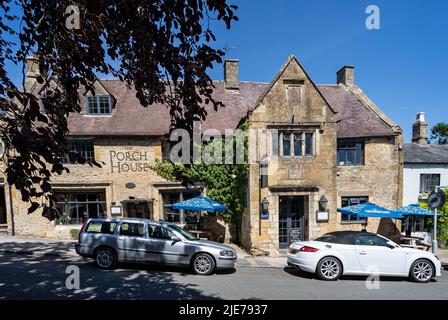 The Porch House - il più antico pub inglese - in Digbeth Street Stow-on-the-Wold, Gloucestershire, Regno Unito il 20 giugno 2022 Foto Stock