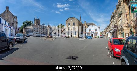 Market Square negozi e ristoranti a Stow-on-the-Wold, Gloucestershire, Regno Unito il 20 giugno 2022 Foto Stock